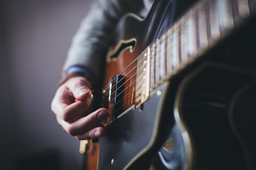 découvrir les techniques de bases d'un bon guitariste